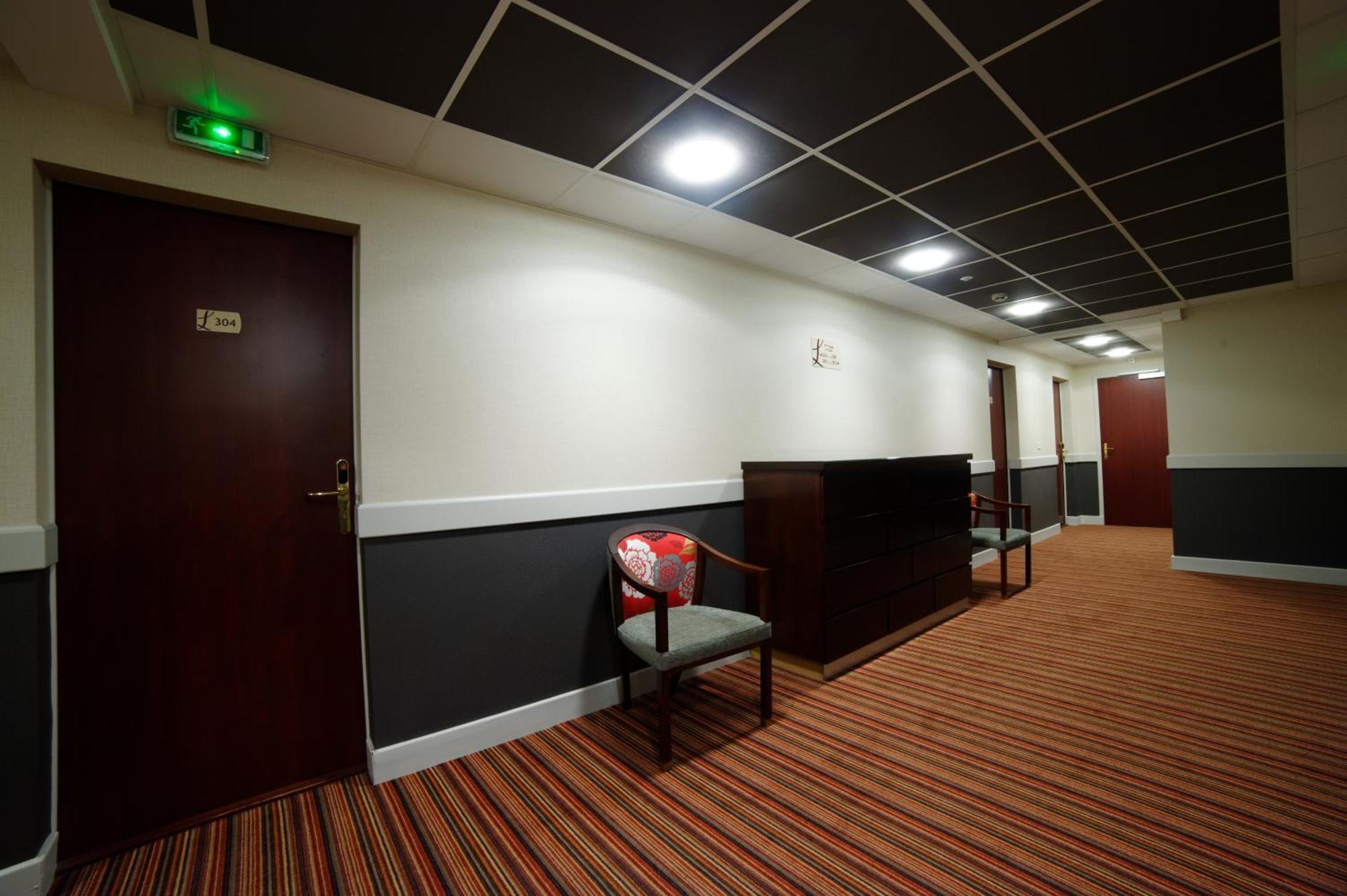 Logis - Le Christina Hotel Bourges Ngoại thất bức ảnh